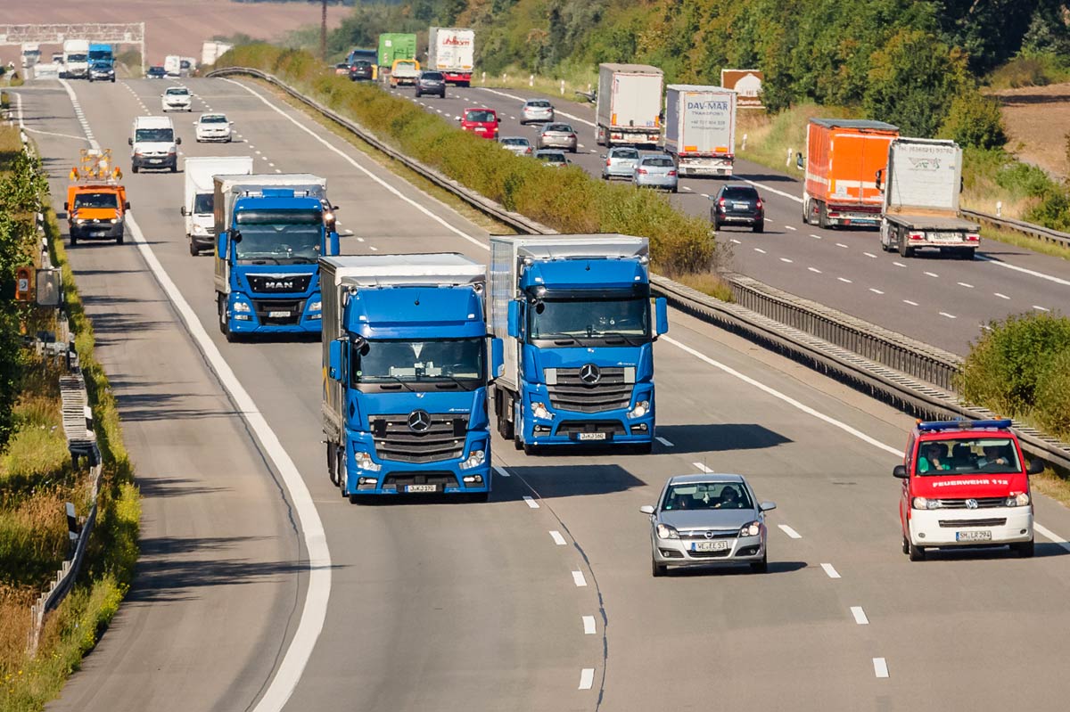 LKWs auf Autobahn